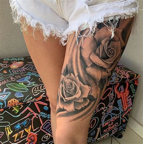 Tatuagem feminina na coxa com flores: inspirações irresistíveis。